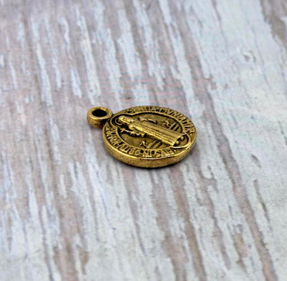 Medalla de protección de San Benito de doble cara, bañada en oro de 18k envejecido - AG013