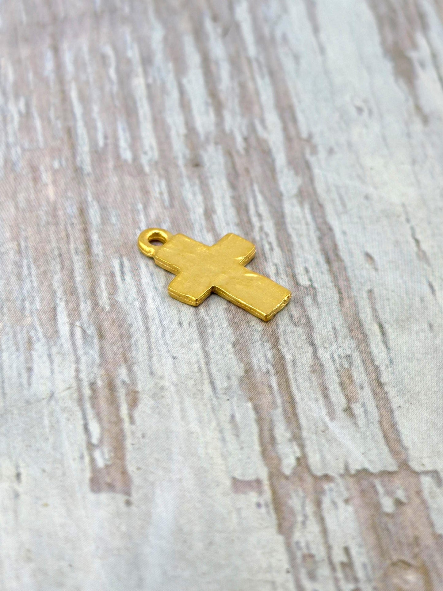 Mini Breloque Croix Vieillie, Plaqué Or 18 carats Satiné - ST328