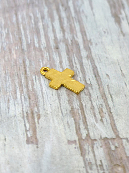 Mini Breloque Croix Vieillie, Plaqué Or 18 carats Satiné - ST328