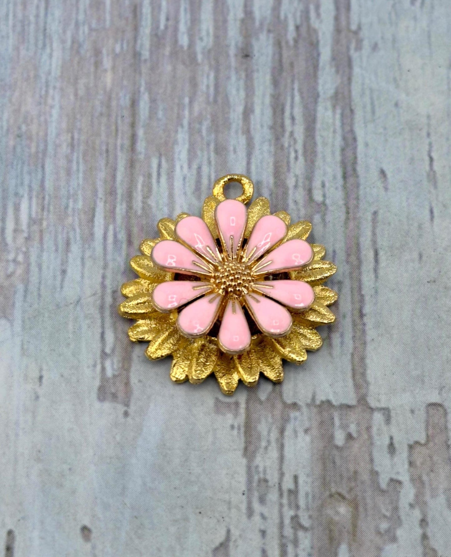 Breloque fleur 3D émaillée rose pastel, plaqué or 18 carats satiné - ST578