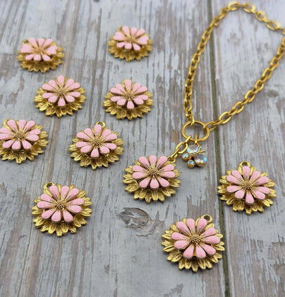 Breloque fleur 3D émaillée rose pastel, plaqué or 18 carats satiné - ST578