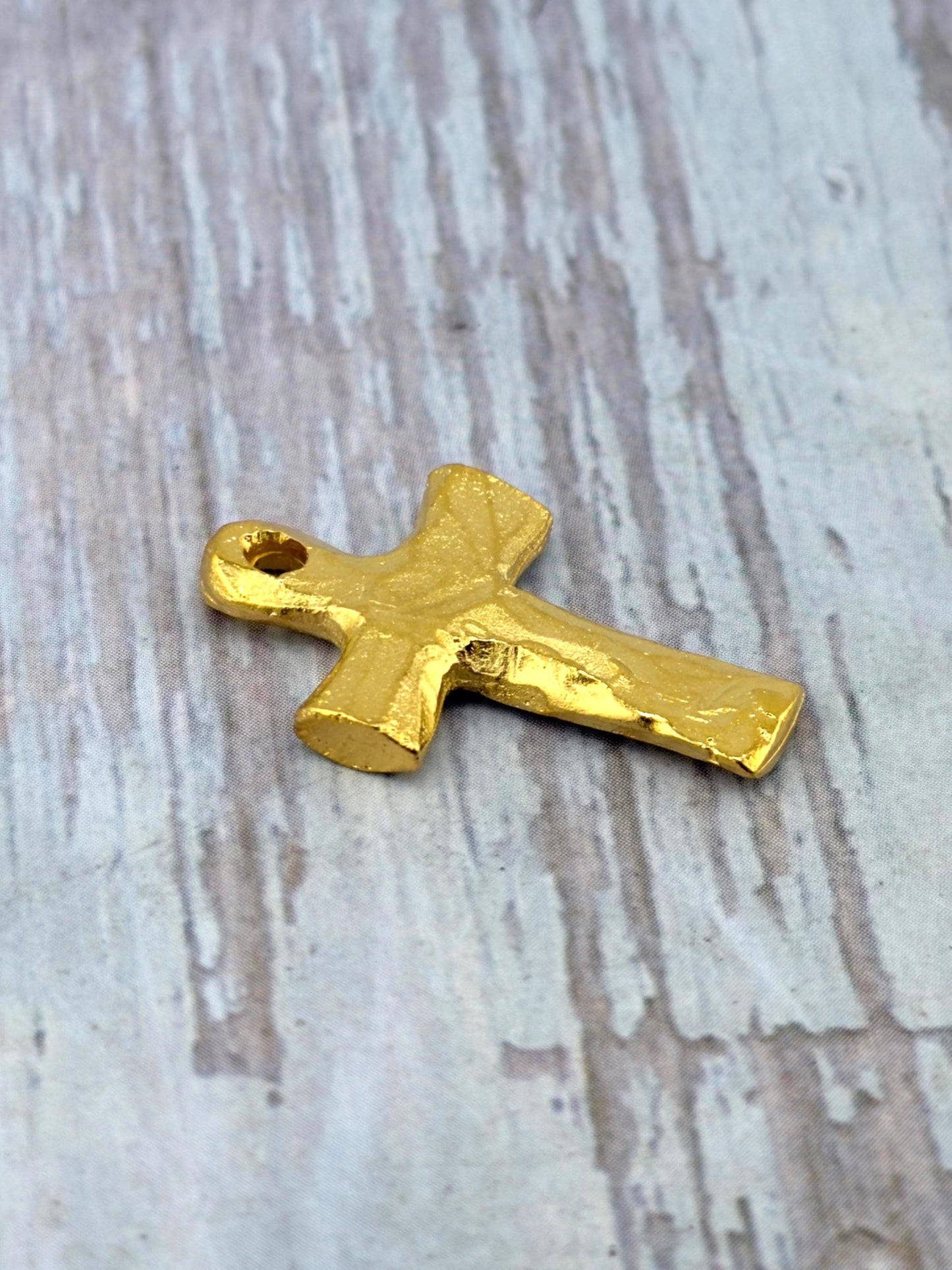 Colgante Cruz Rústica, Baño en Oro de 18k Satinado - ST312