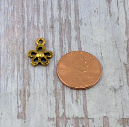 Mini breloque fleur moderne, plaqué or 18 carats vieilli - AG584