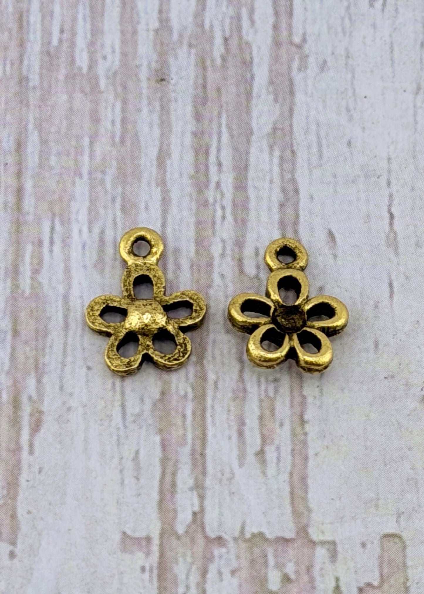 Mini breloque fleur moderne, plaqué or 18 carats vieilli - AG584