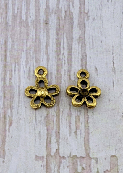 Mini breloque fleur moderne, plaqué or 18 carats vieilli - AG584