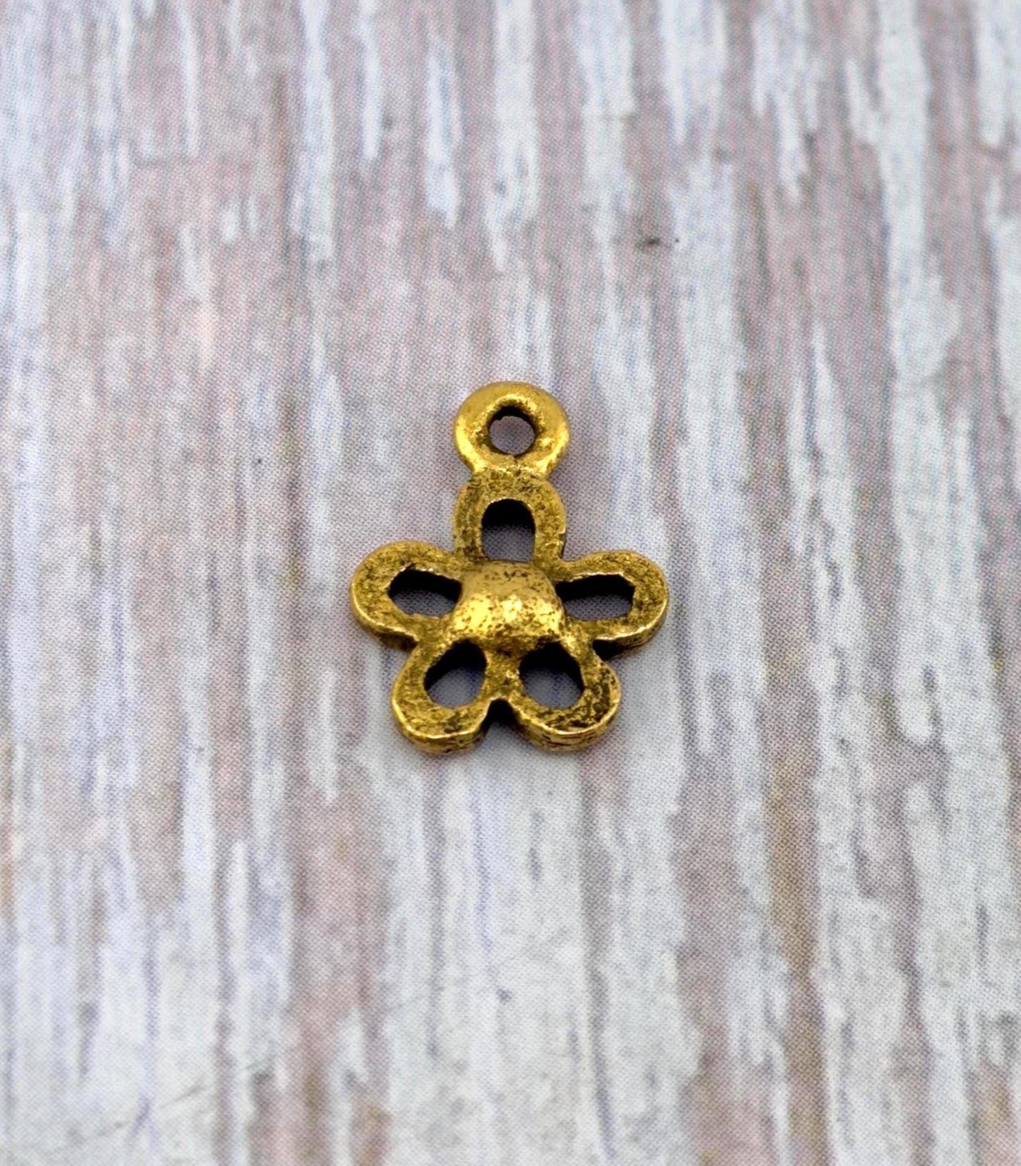 Mini breloque fleur moderne, plaqué or 18 carats vieilli - AG584