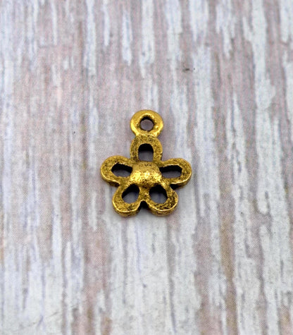 Mini breloque fleur moderne, plaqué or 18 carats vieilli - AG584