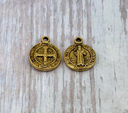 Medalla de protección de San Benito de doble cara, bañada en oro de 18k envejecido - AG013