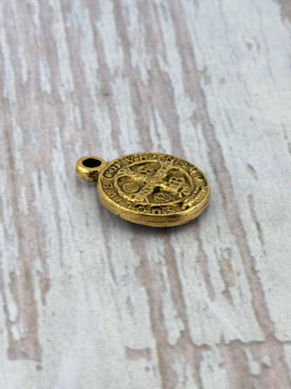 Medalla de protección de San Benito de doble cara, bañada en oro de 18k envejecido - AG013