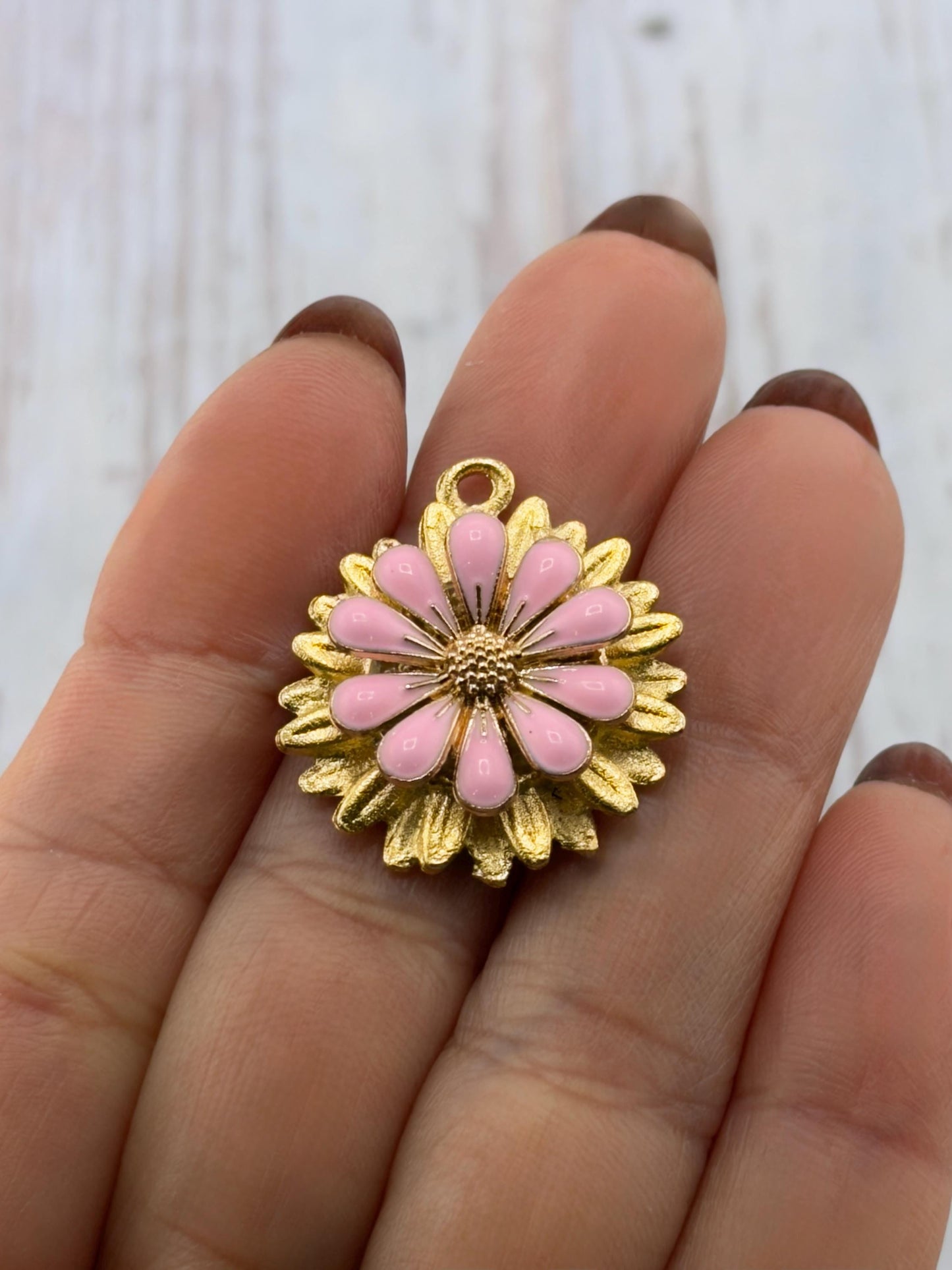 Breloque fleur 3D émaillée rose pastel, plaqué or 18 carats satiné - ST578