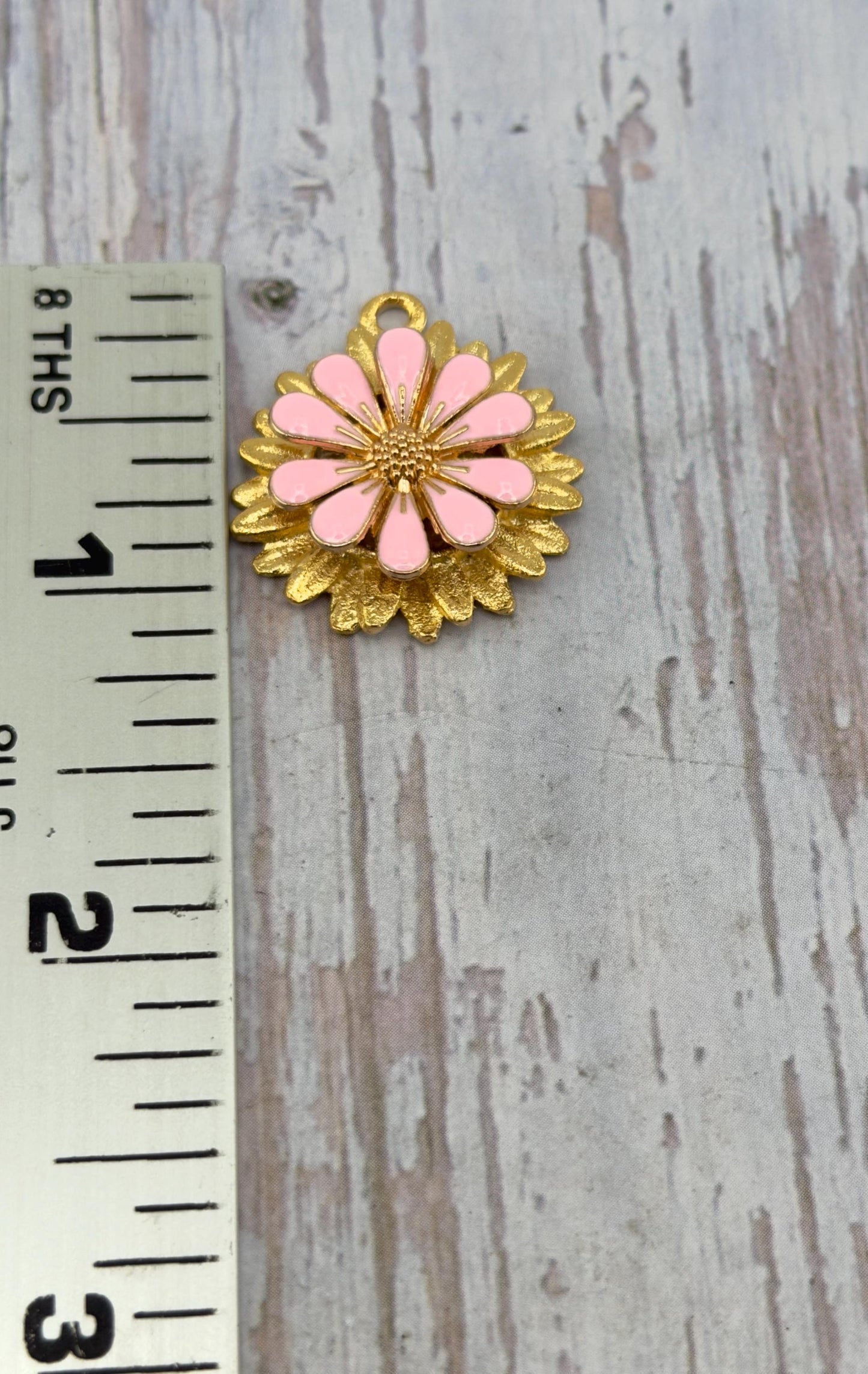 Breloque fleur 3D émaillée rose pastel, plaqué or 18 carats satiné - ST578