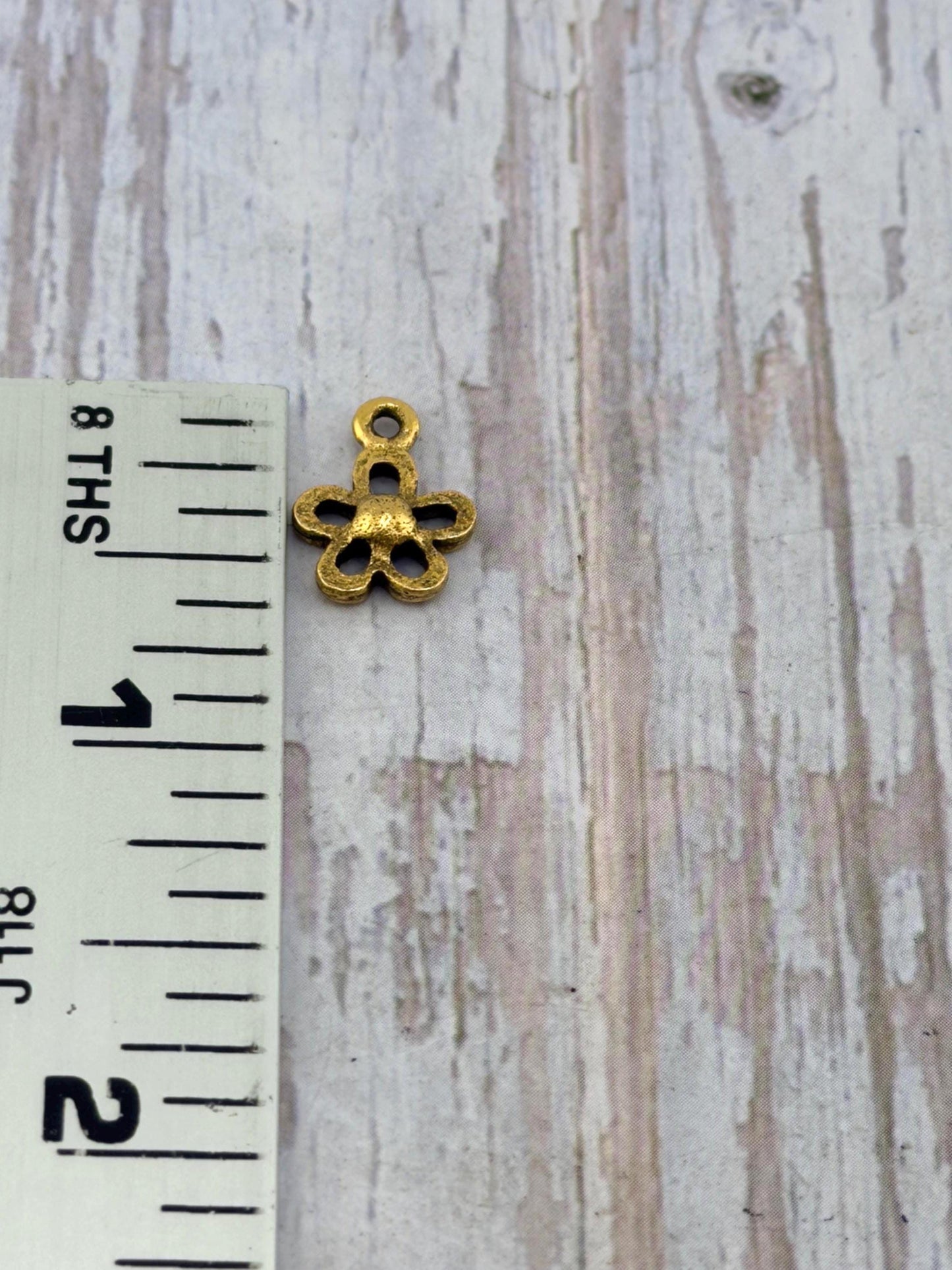 Mini breloque fleur moderne, plaqué or 18 carats vieilli - AG584