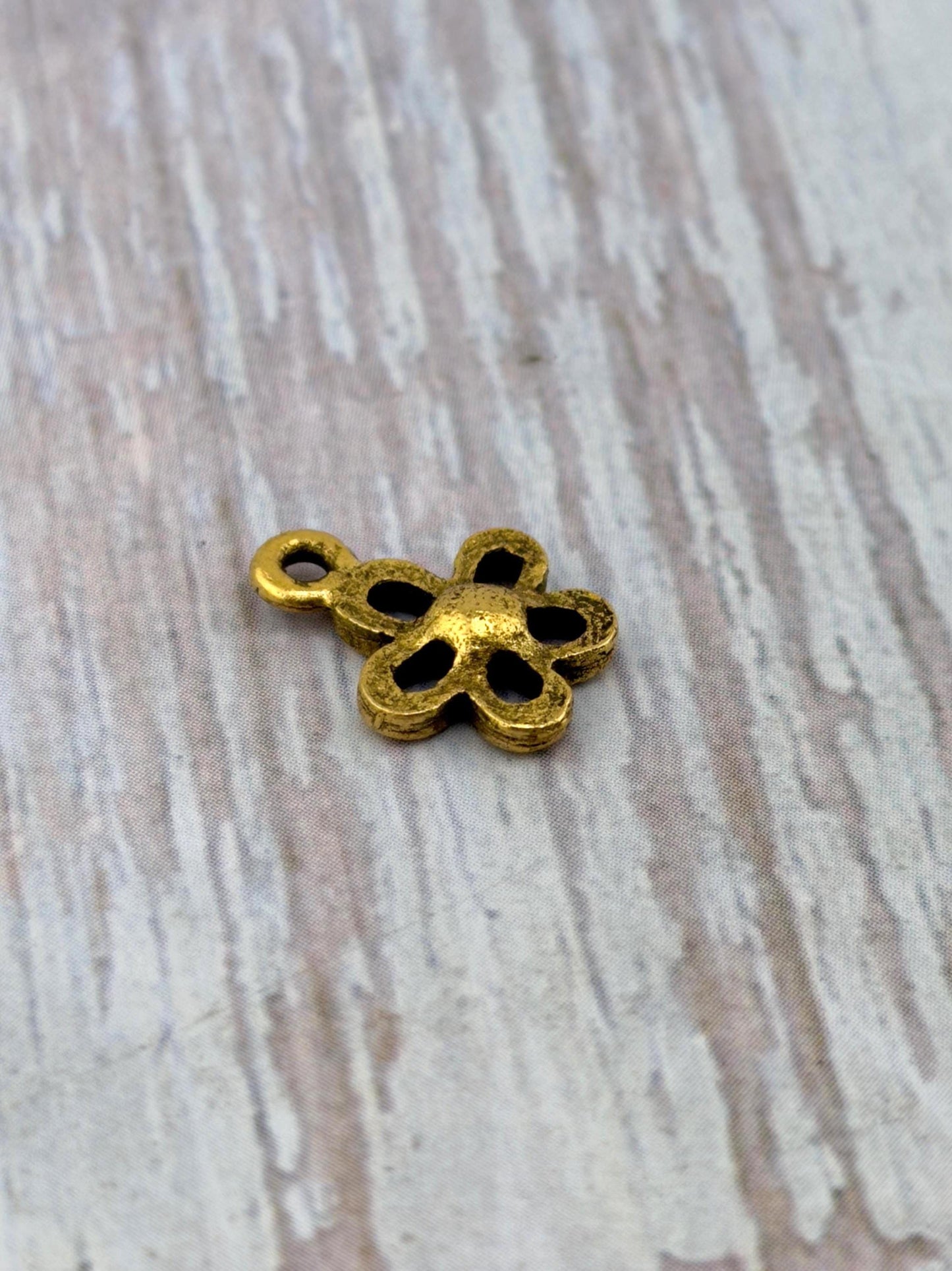 Mini breloque fleur moderne, plaqué or 18 carats vieilli - AG584