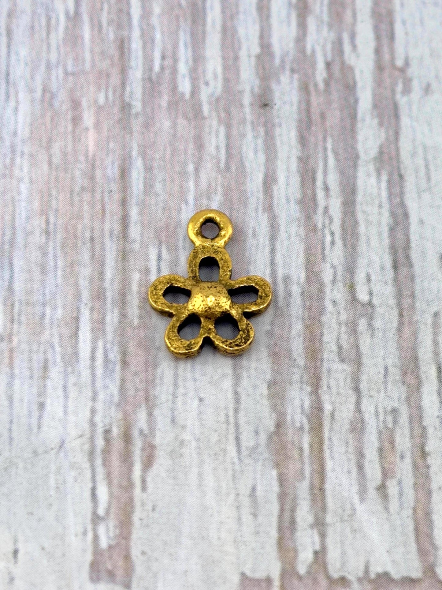 Mini breloque fleur moderne, plaqué or 18 carats vieilli - AG584