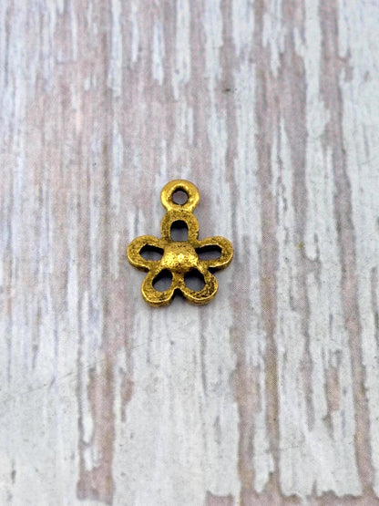 Mini breloque fleur moderne, plaqué or 18 carats vieilli - AG584