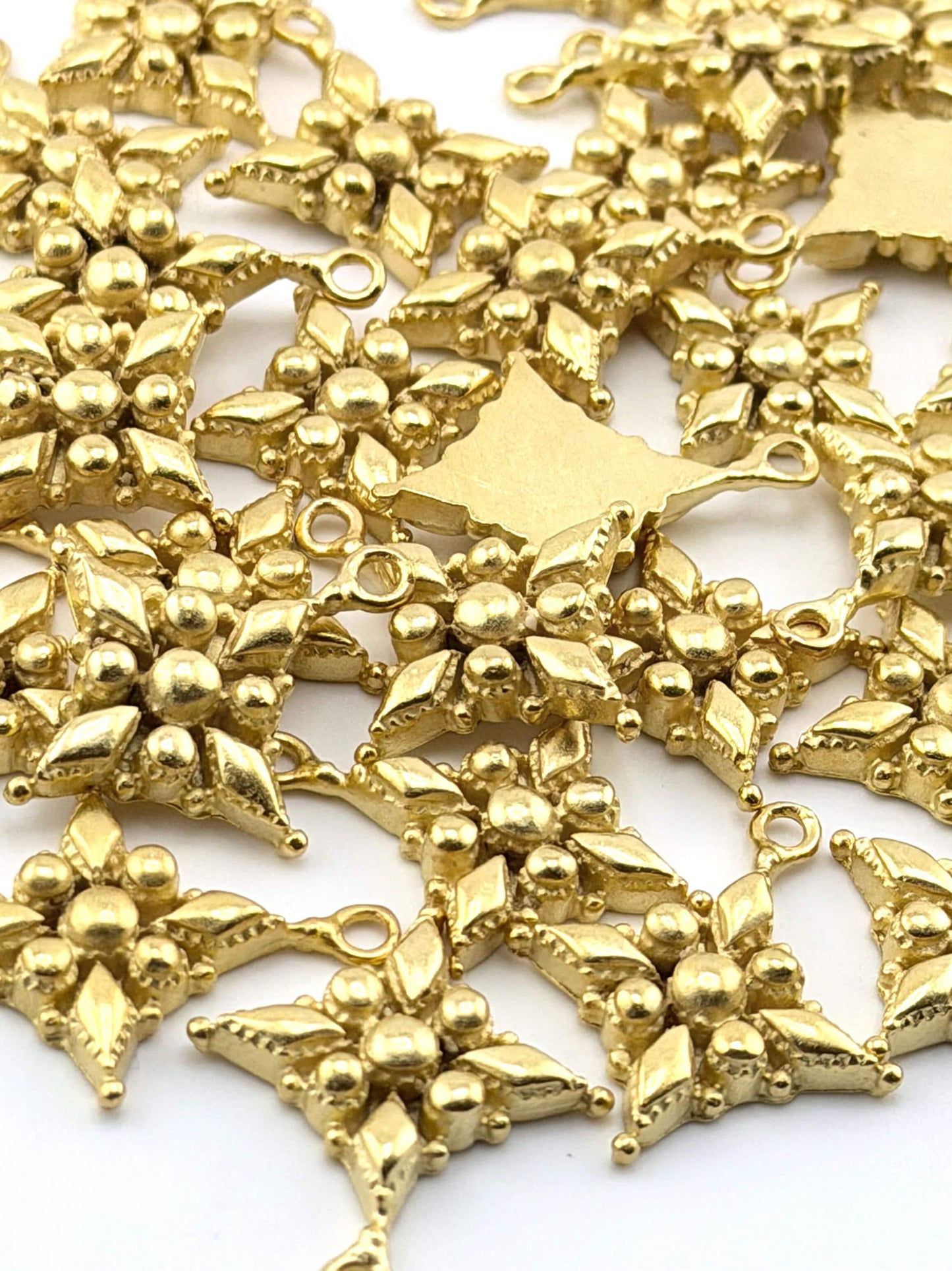 Breloque Croix Fleurie, Plaqué Or 18 carats Satiné - ST638