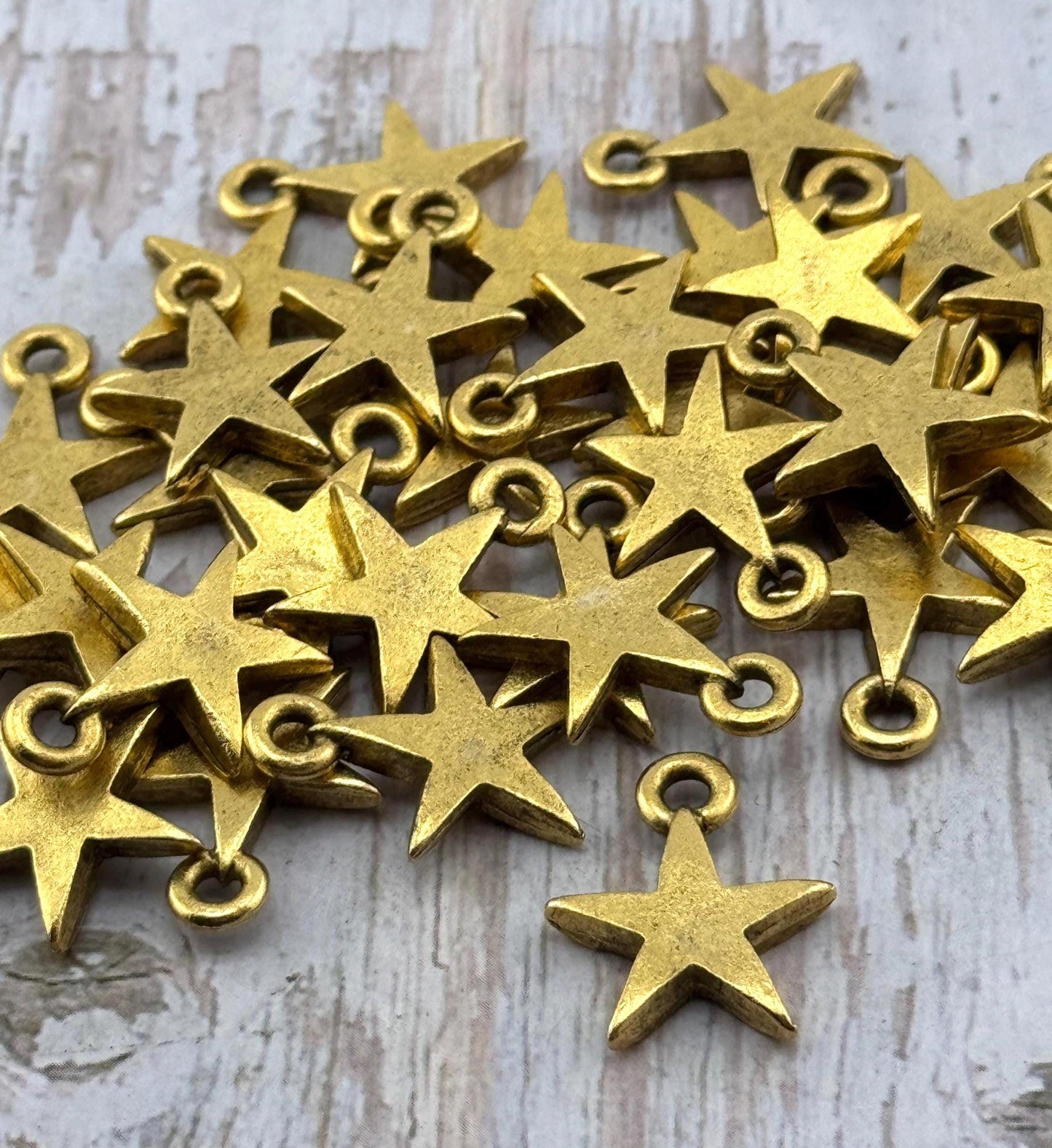 Amuleto de estrella pequeña, baño de oro de 18 quilates envejecido - AG669
