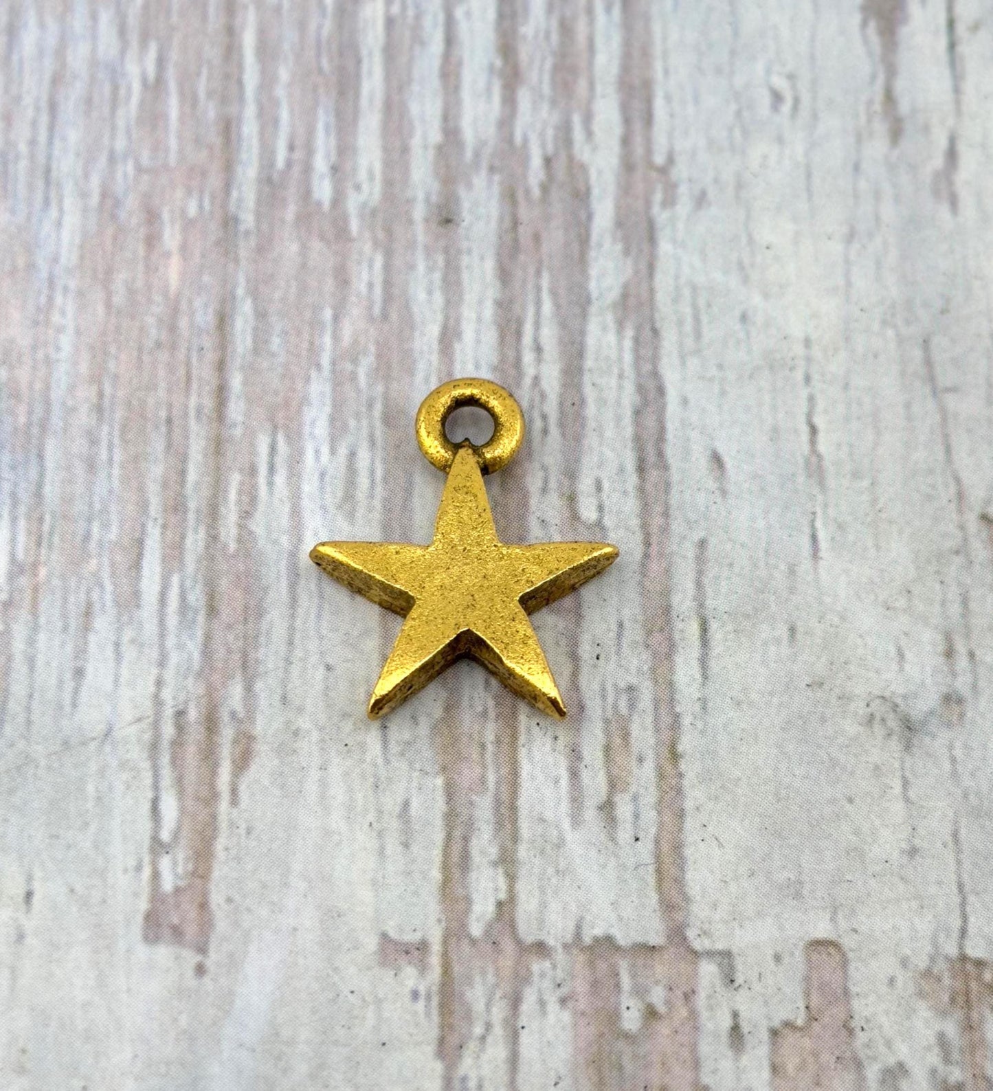 Amuleto de estrella pequeña, baño de oro de 18 quilates envejecido - AG669