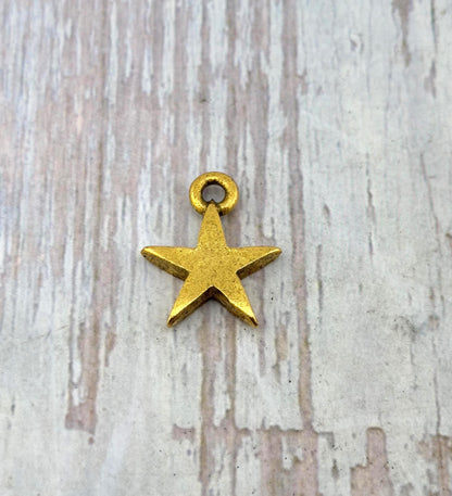 Amuleto de estrella pequeña, baño de oro de 18 quilates envejecido - AG669