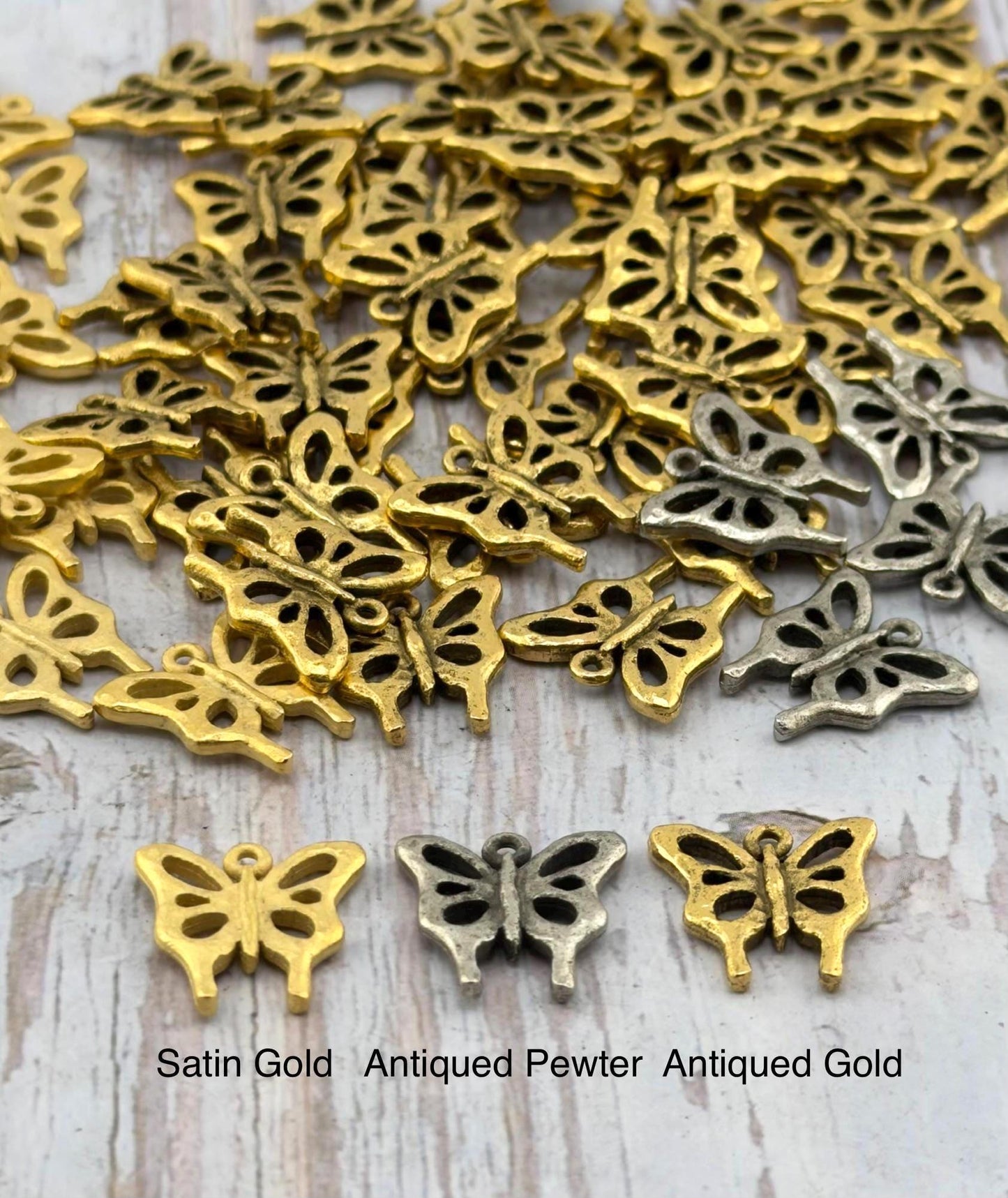 Petit charm papillon artisanal, étain vieilli - PT674