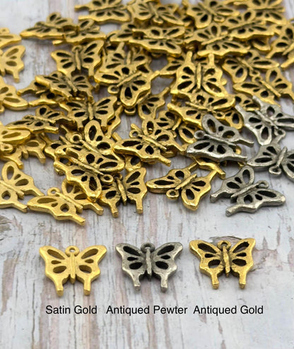 Petit charm papillon artisanal, étain vieilli - PT674