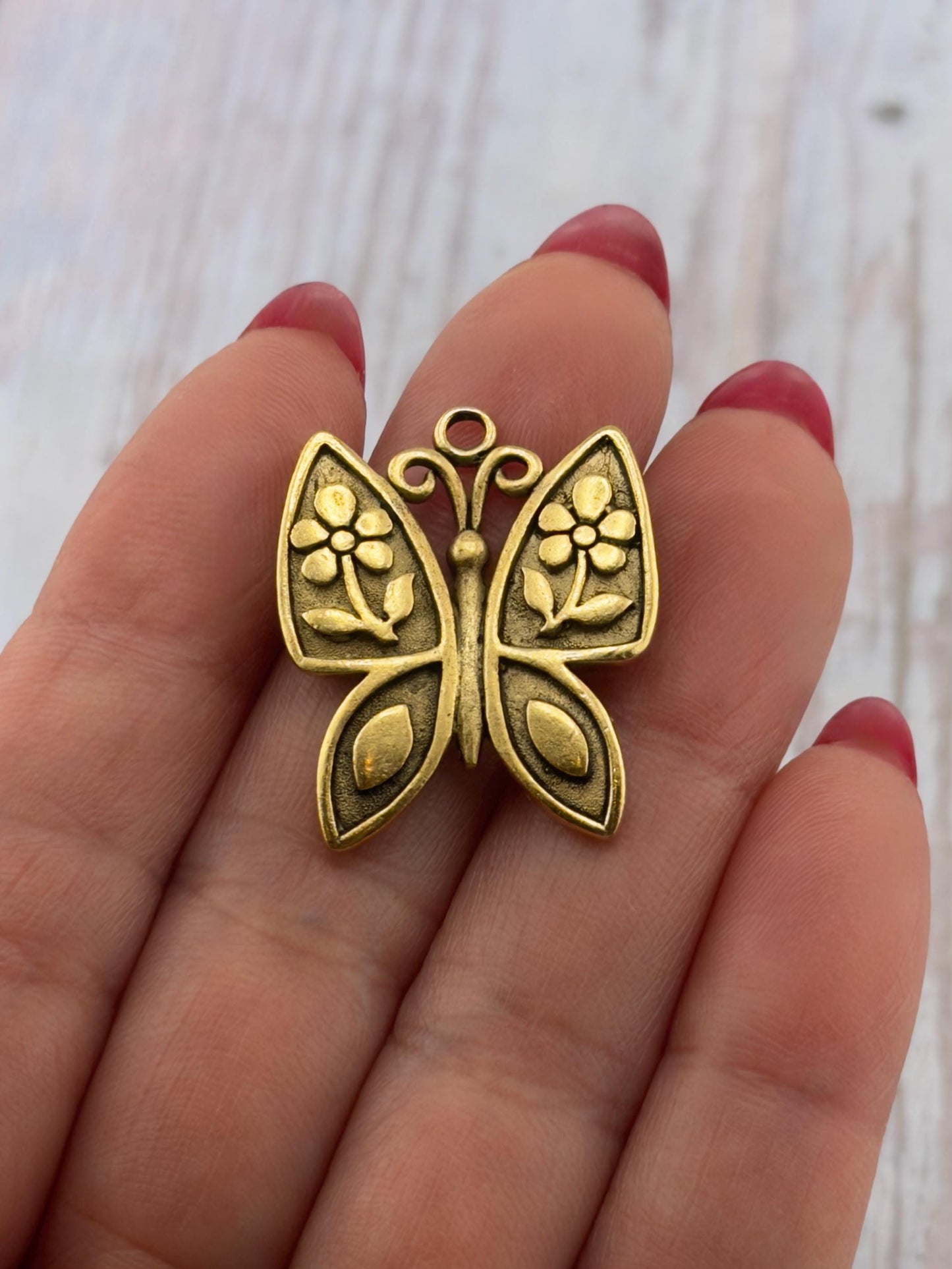 Breloque papillon artisanale moyenne, plaquée or 18 carats vieilli - AG681