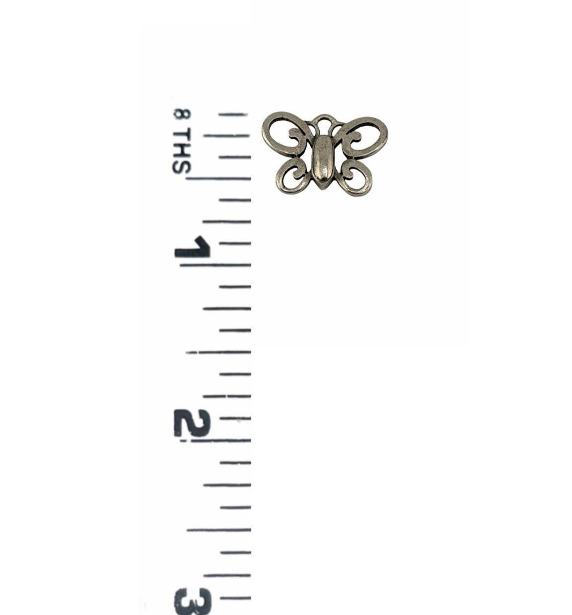 Petit charm papillon bohème artisanal, étain vieilli - PT653