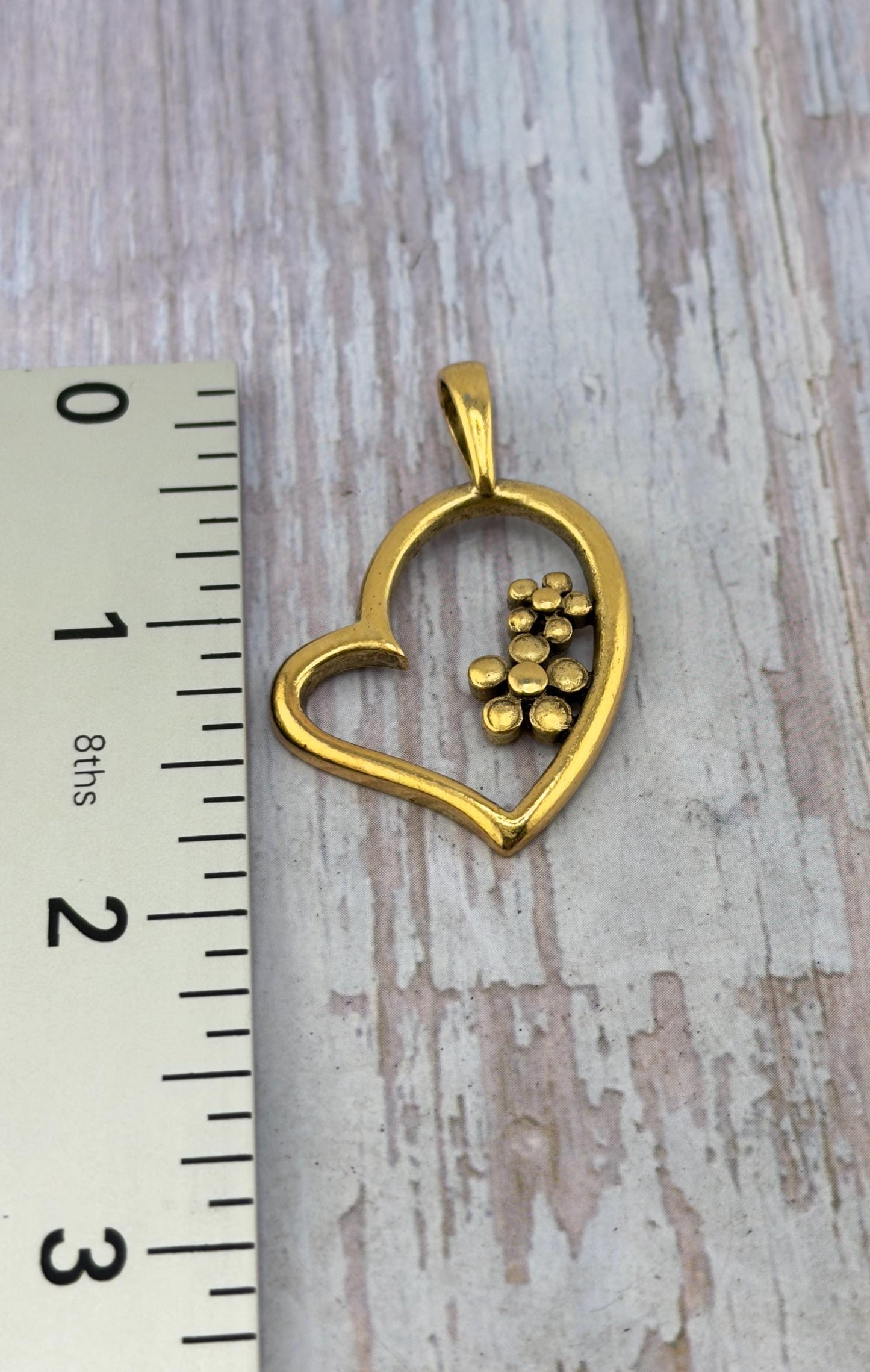 Pendentif Cœur ouvert avec fleurs, plaqué or 18 carats vieilli - AG643