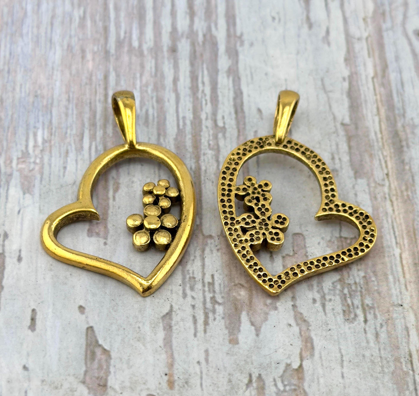 Pendentif Cœur ouvert avec fleurs, plaqué or 18 carats vieilli - AG643
