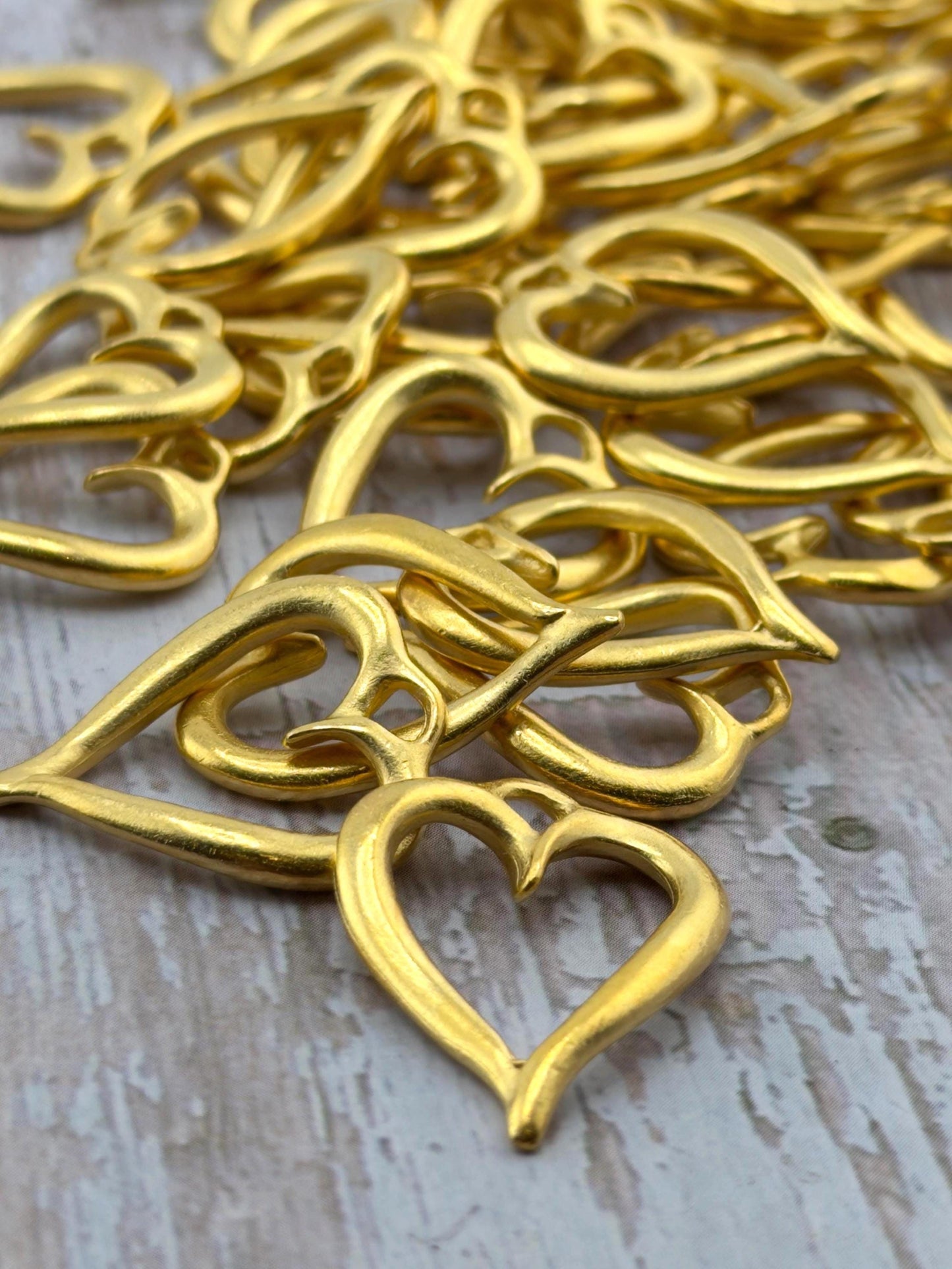 Pendentif cœur ouvert torsadé, plaqué or 18 carats satiné - ST598
