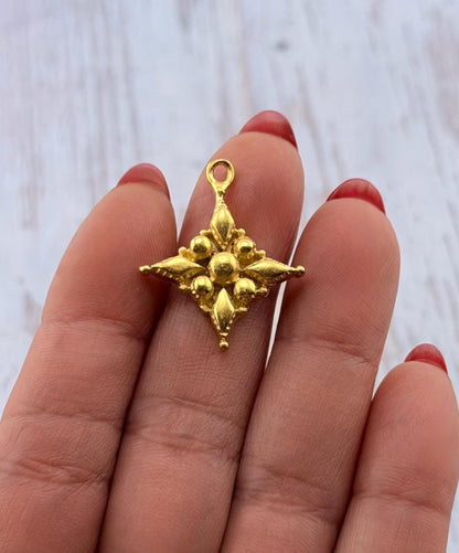 Breloque Croix Fleurie, Plaqué Or 18 carats Satiné - ST638