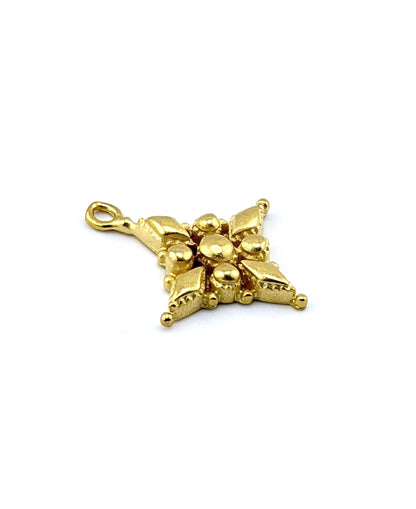 Breloque Croix Fleurie, Plaqué Or 18 carats Satiné - ST638