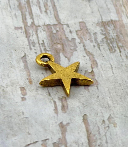Amuleto de estrella pequeña, baño de oro de 18 quilates envejecido - AG669