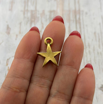 Amuleto de estrella pequeña, baño de oro de 18 quilates envejecido - AG669
