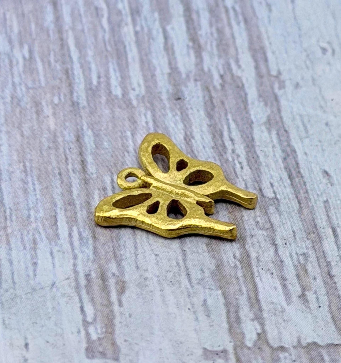 Petit charm papillon bohème, plaqué or 18 carats satiné - ST673