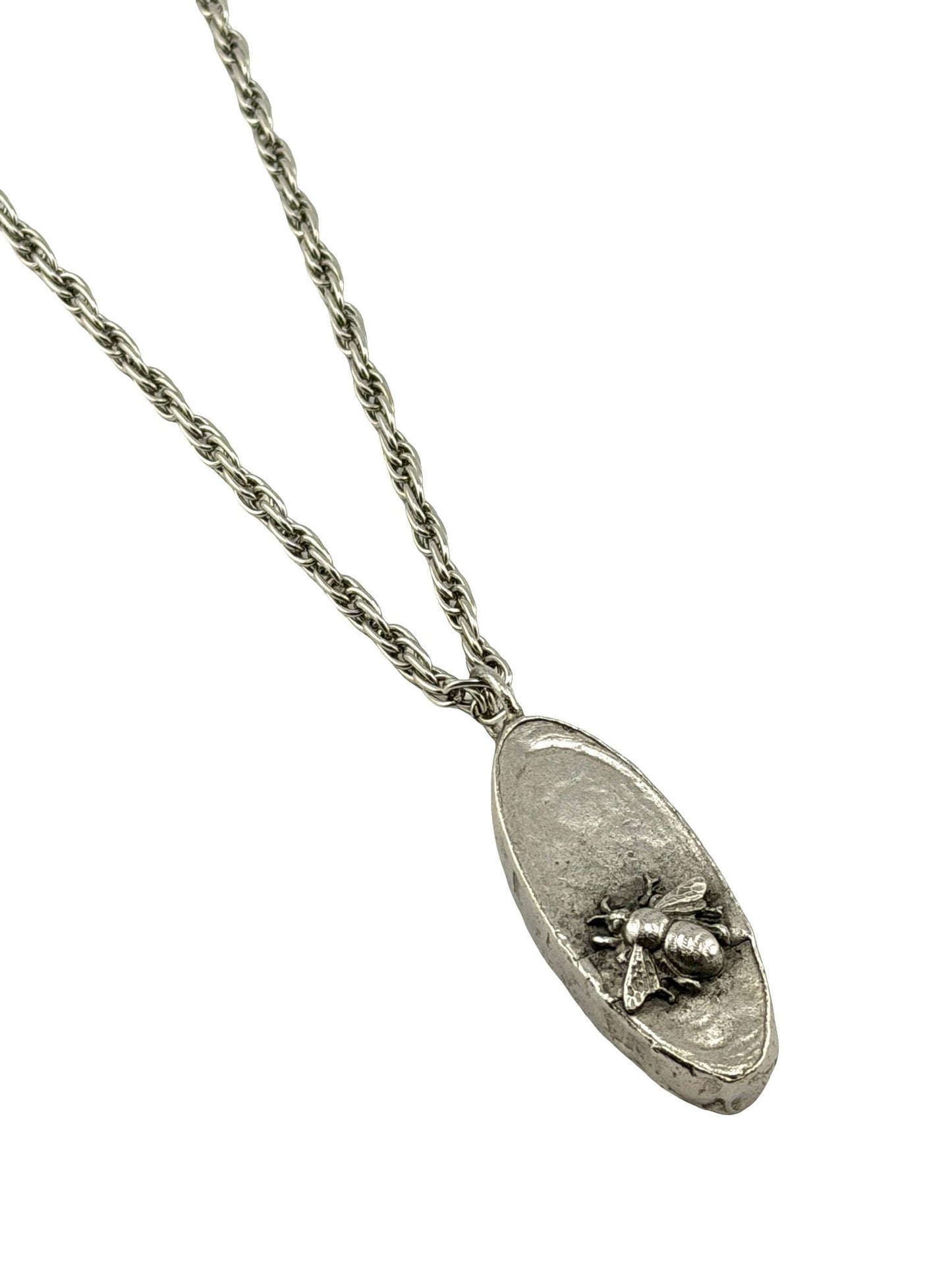Pendentif abeille ovale, étain vieilli