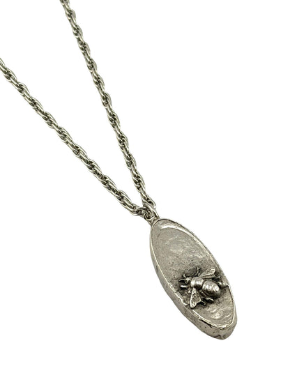 Pendentif abeille ovale, étain vieilli