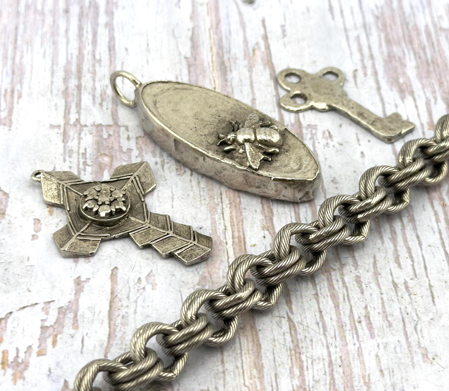 Pendentif abeille ovale, étain vieilli