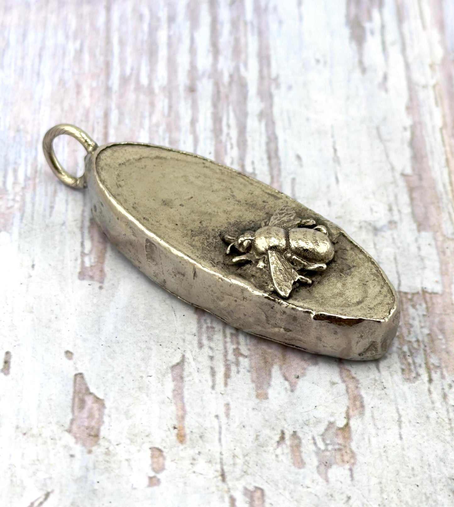 Pendentif abeille ovale, étain vieilli