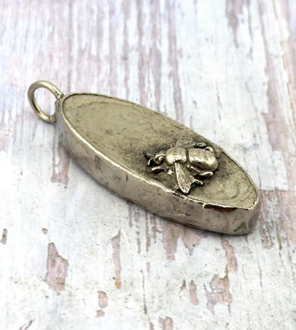 Pendentif abeille ovale, étain vieilli