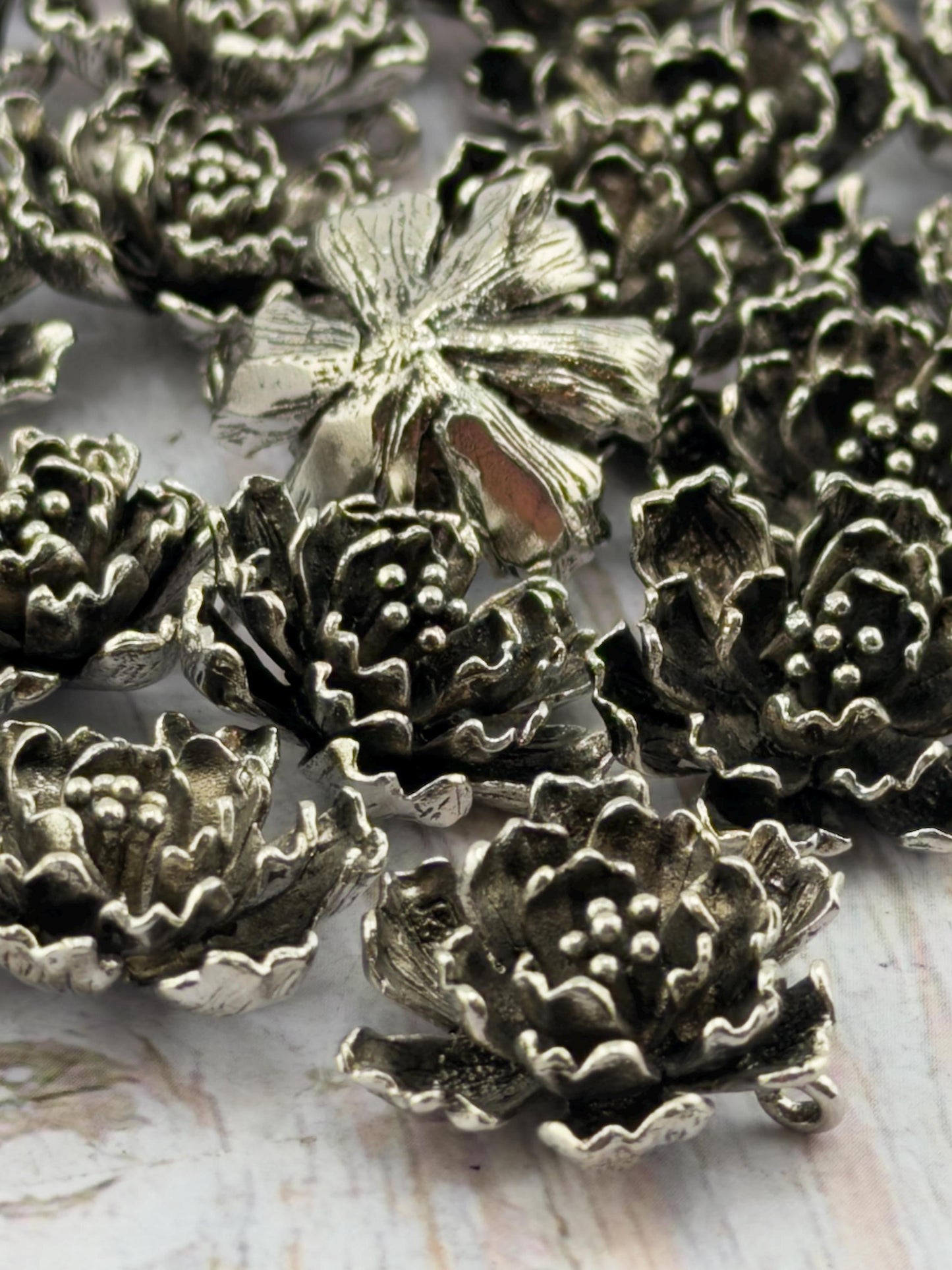 Breloque fleur 3D, étain vieilli - PT610
