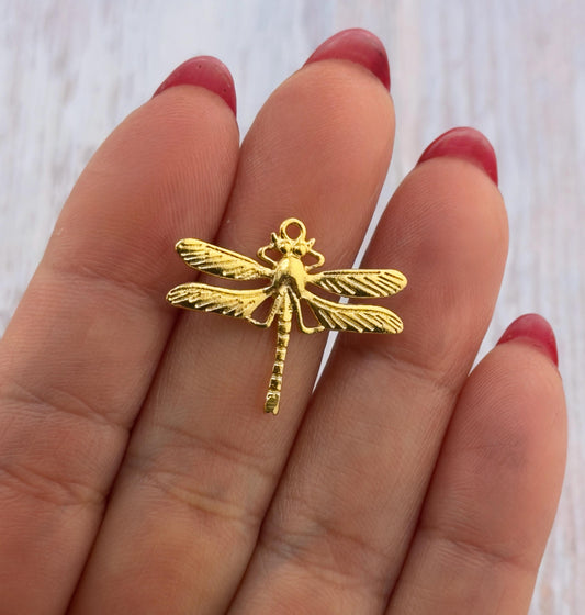 2 Charm de libélula, pequeños colgantes chapados en oro satinado, insectos, hallazgos al por mayor, ST687