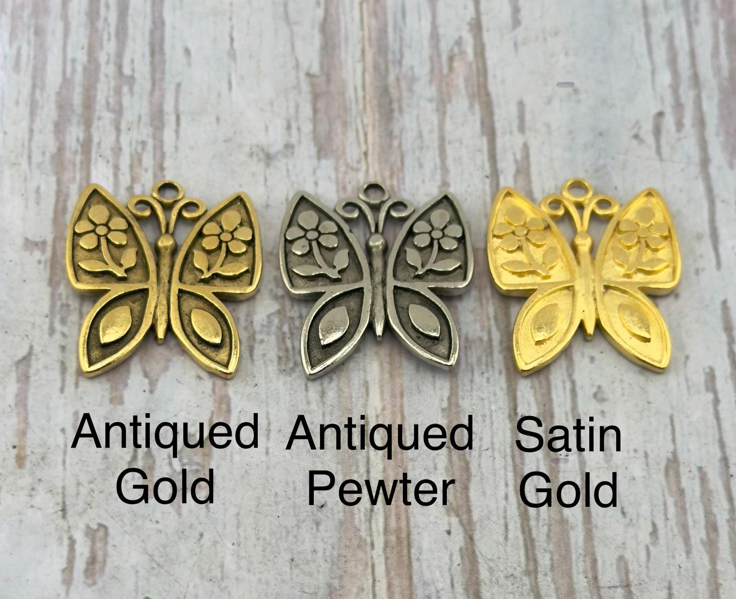Breloque papillon artisanale moyenne, plaquée or 18 carats vieilli - AG681