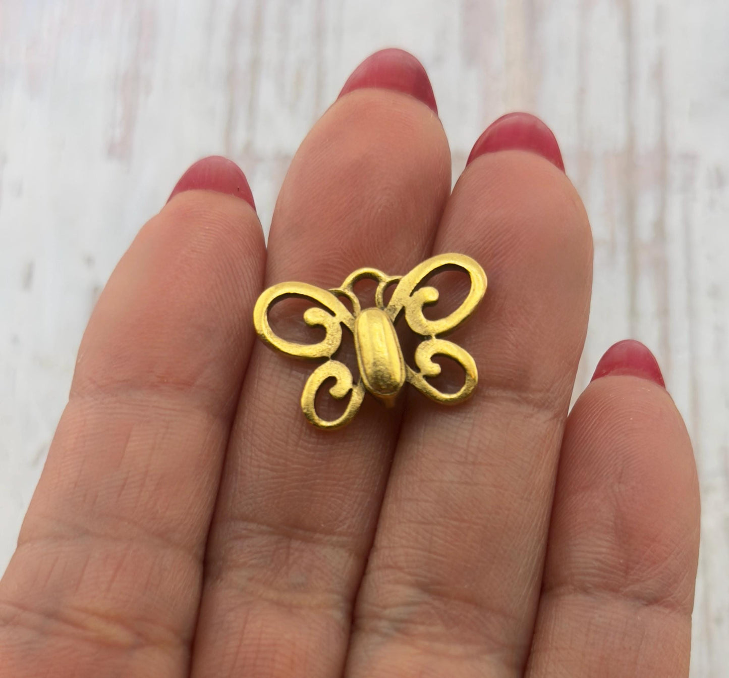 Petit charm papillon artisanal, plaqué or 18 carats vieilli - AG645