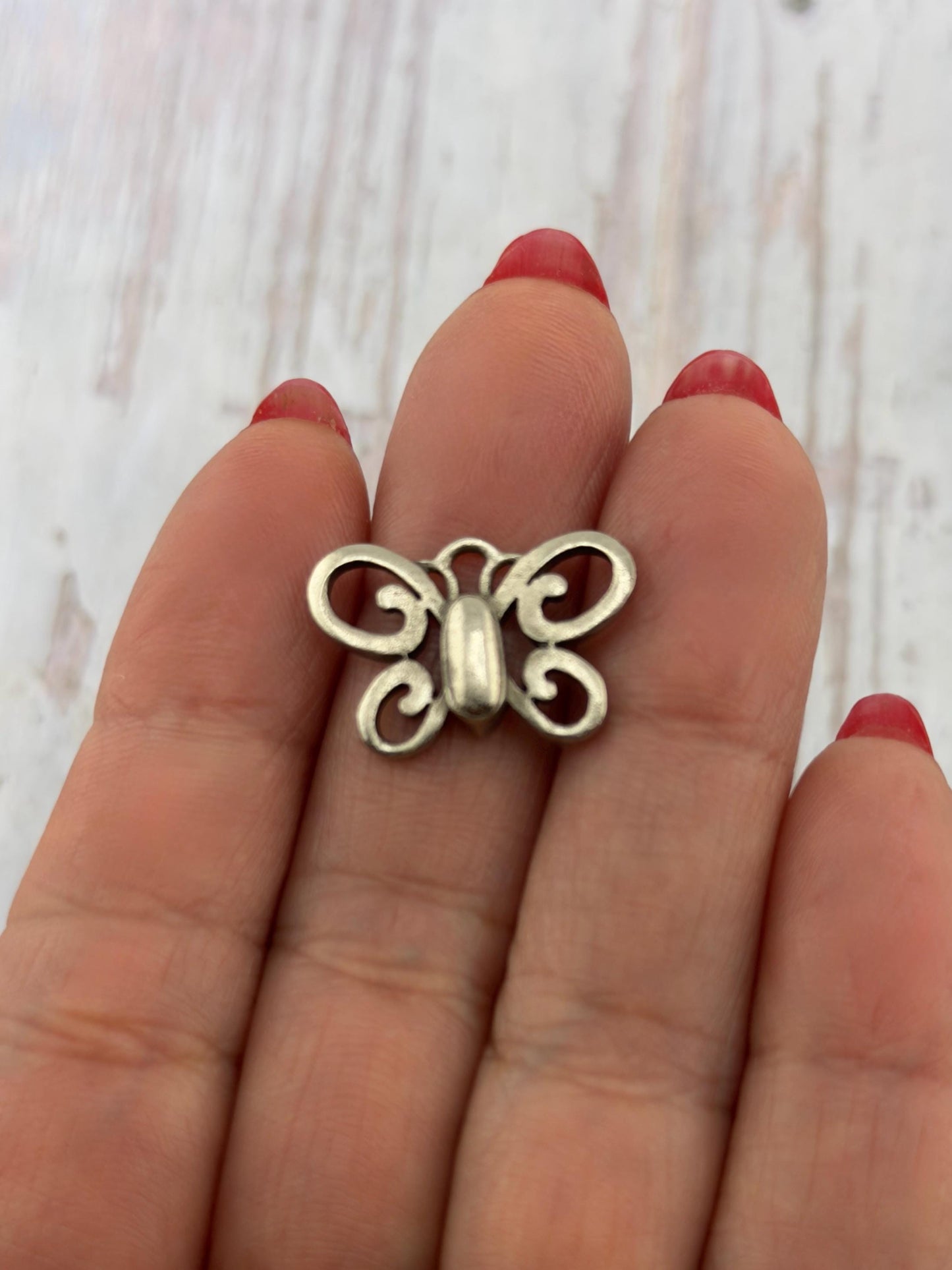 Petit charm papillon bohème artisanal, étain vieilli - PT653