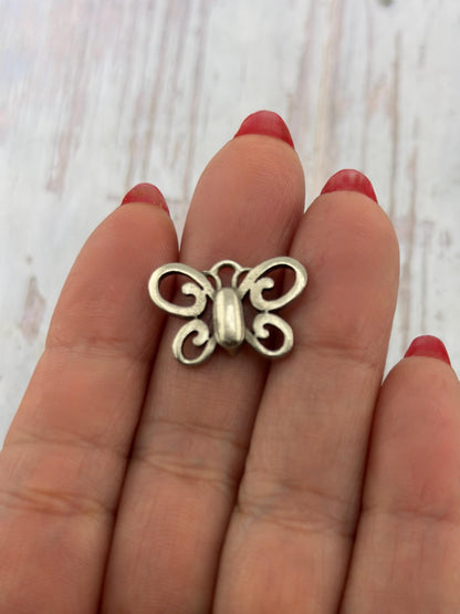 Petit charm papillon bohème artisanal, étain vieilli - PT653