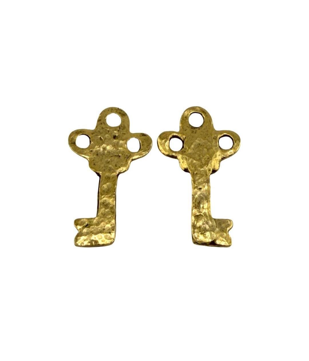 Colgante llave martillada, baño de oro de 18k envejecido - AG065
