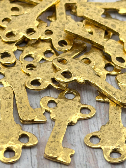 Colgante llave martillada, baño de oro de 18k envejecido - AG065