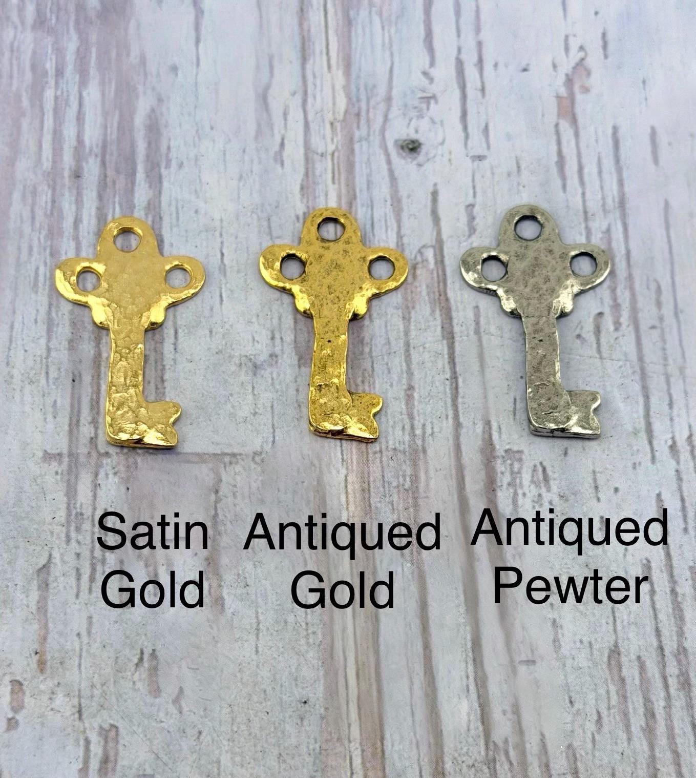Colgante llave martillada, baño de oro de 18k envejecido - AG065