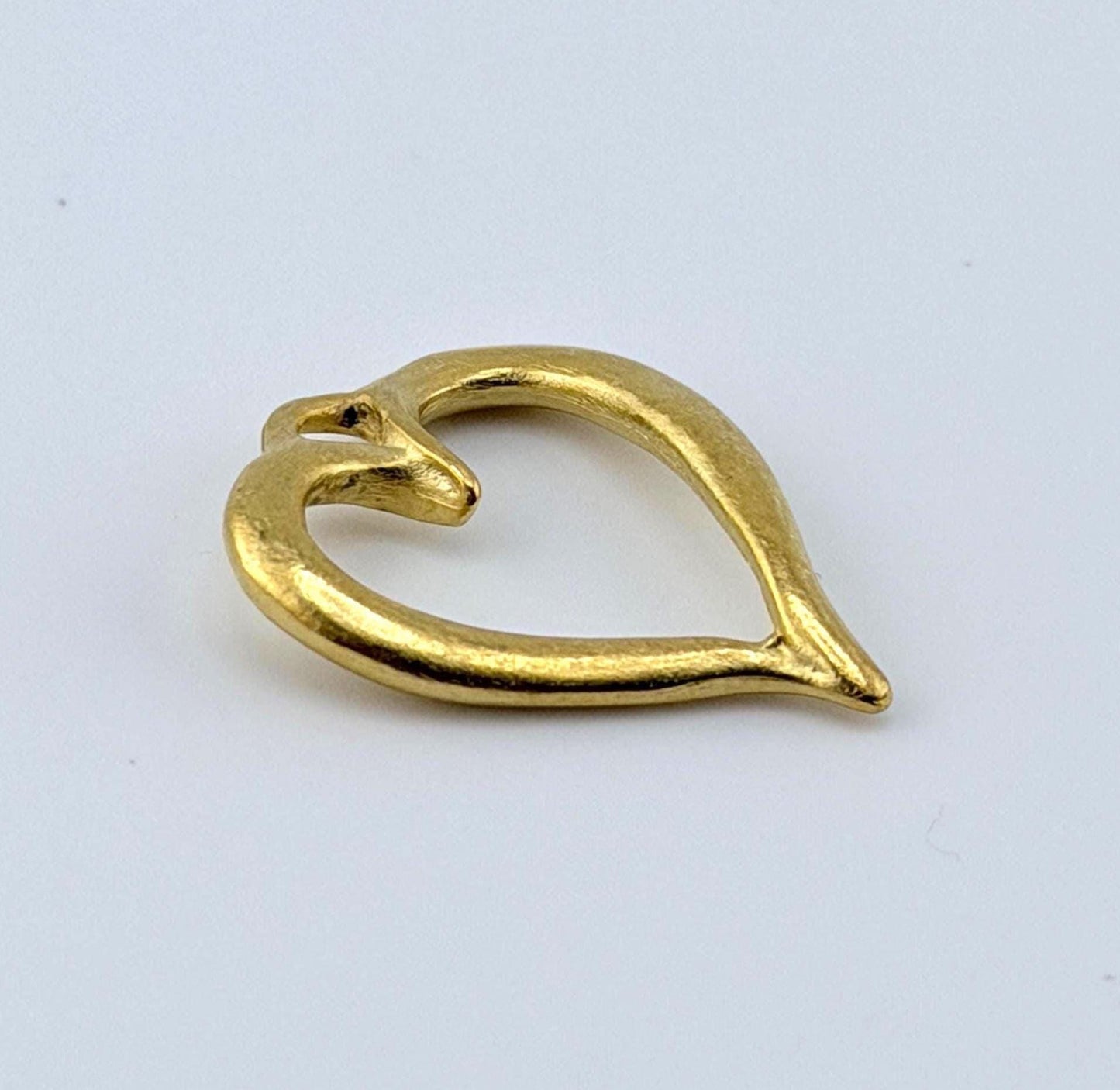 Pendentif cœur ouvert torsadé, plaqué or 18 carats satiné - ST598